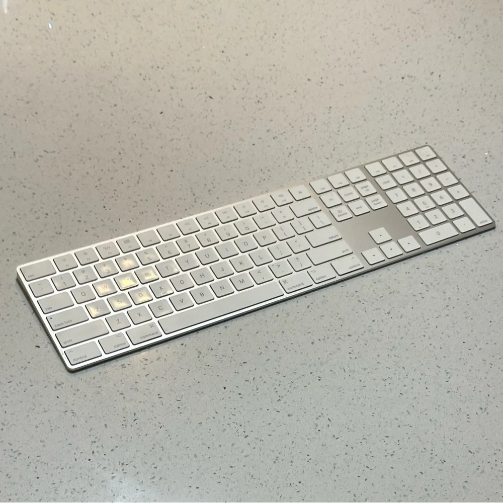Apple Magic Keyboard with Numeric Keypad - US English / doesn’t hold charge